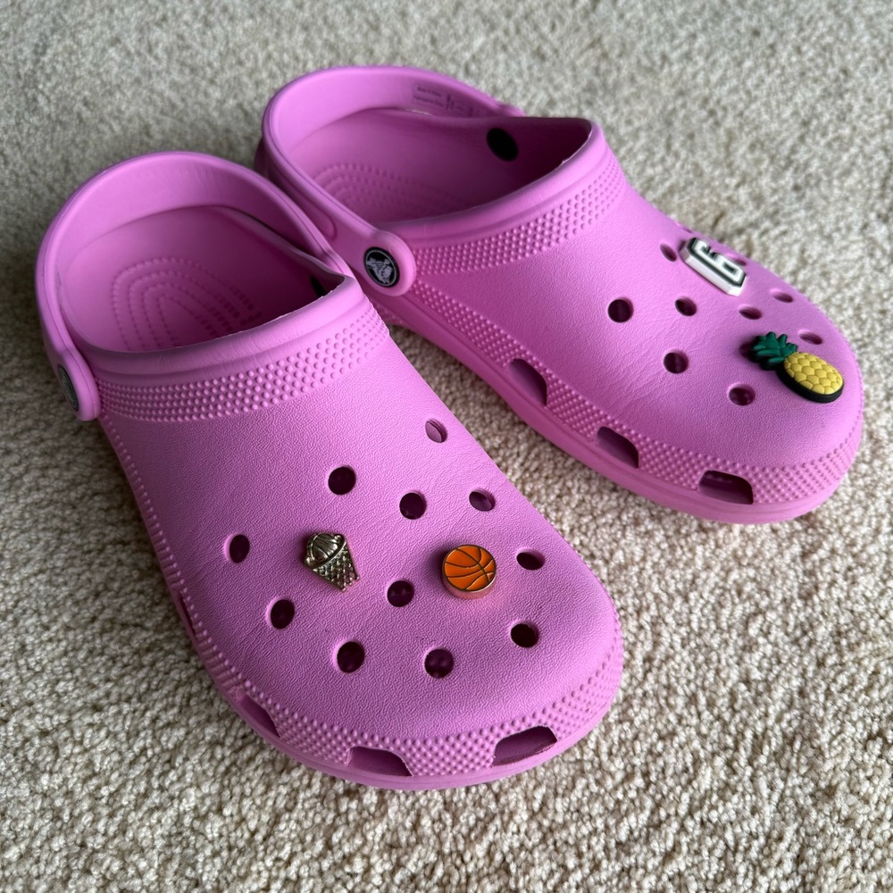Crocs Classic Clog Pink Women’s M7 W9 With Charms Jibbitz